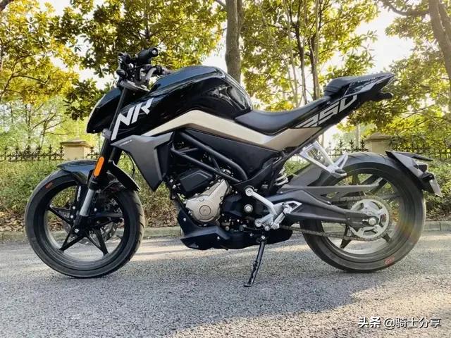 如果以上兩款車型是實用型的代表,那麼dr150/160則已經將摩托車的騎行