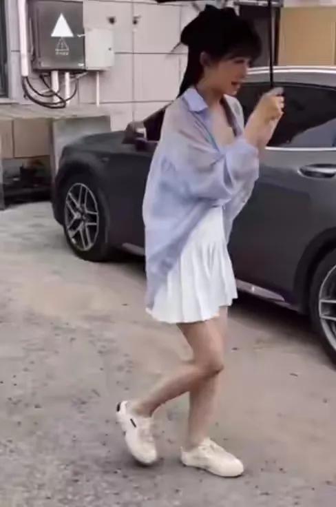 张含韵袁野:张含韵被偷拍裙底，卑微乞求不要蹲着拍，代拍们还有底线吗？