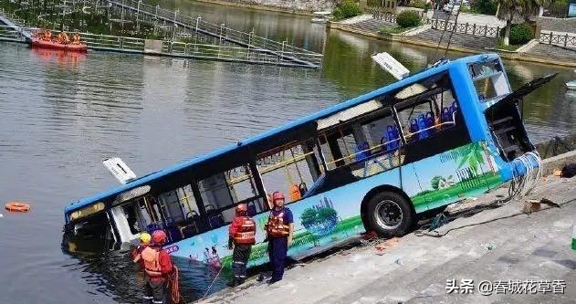 第88路公交车灵异事件:导致贵州司机坠湖的到底是什么原因?人死了还追究责任吗？