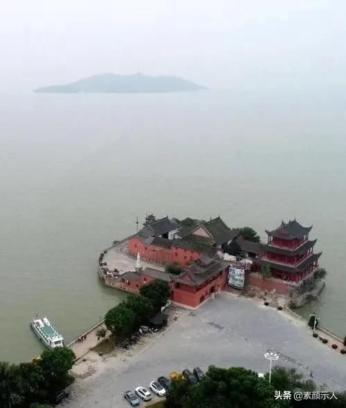 领导和秘书在亲热,被我看到了,他们也看到我了,我现在该怎么办？