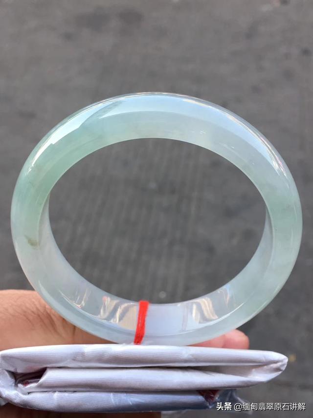 翡翠手镯为什么越戴越暗,玉镯越佩戴越黑是怎么回事？