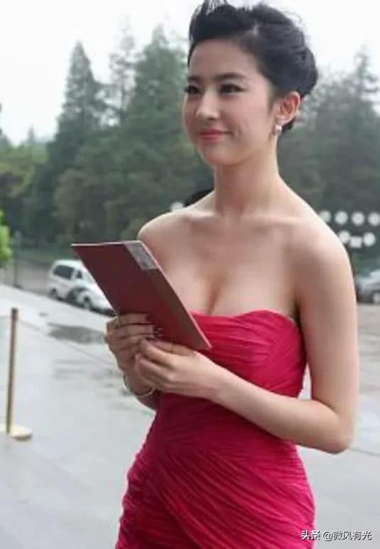 刘亦菲简历:刘亦菲为什么不改回中国国籍