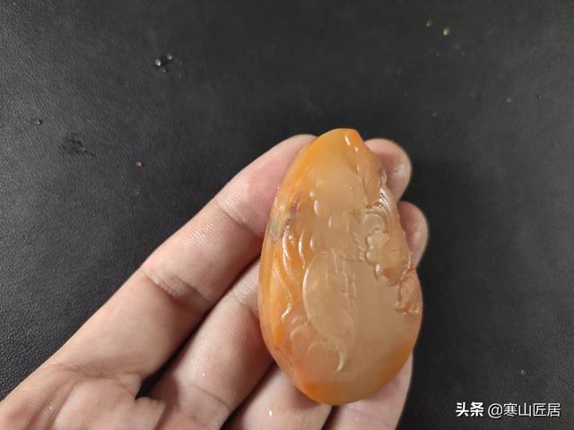 灰色翡翠玉镯是什么玉,黄龙玉是黄蜡石还是玉石？