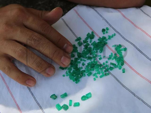 如何判断石头是不是玉石,怎样辨别一块石头是不是玉？需要详细回答？