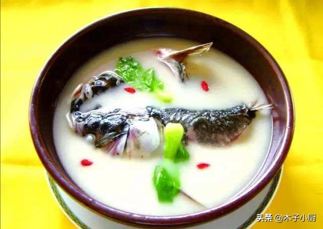 炖鱼汤该怎样正确去腥，怎么清炖鱼汤最好喝又营养不腥做鱼汤时怎么才能让汤