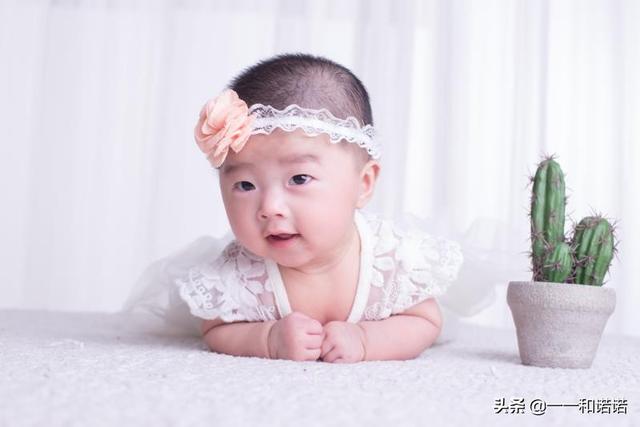 实拍90后挤奶喂狗:吸奶后用母乳瓶喂，这样的历程你们坚持了几个月？