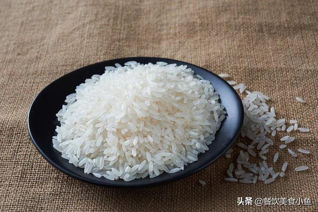煮米饭时有什么技巧，煮大米饭有什么窍门么？水应该放多少？