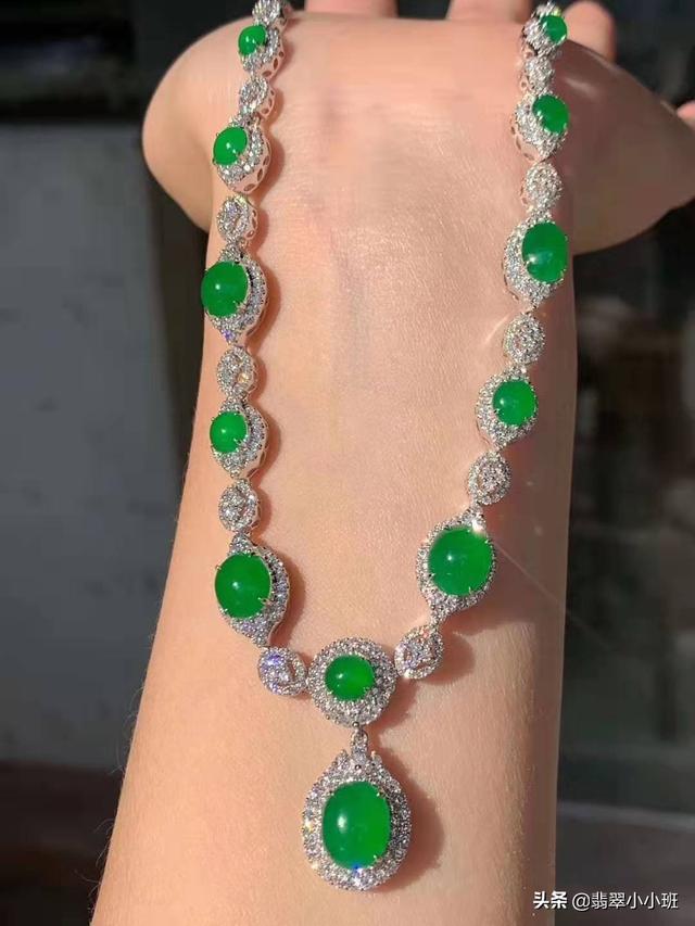 带了50年的翡翠手镯,不同年龄的女人适合戴什么样的翡翠手镯？