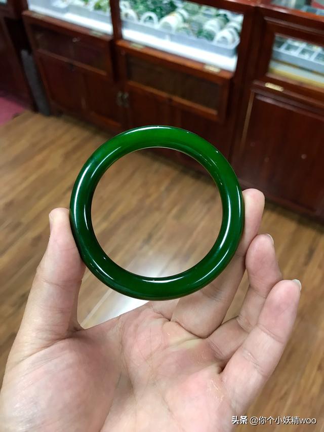 羊脂白玉和和田玉区别,碧玉与和田玉区别是什么？