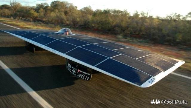 电动汽车太阳能电池板，在车顶加一个太阳能光伏板给电瓶充电可行性怎么样？