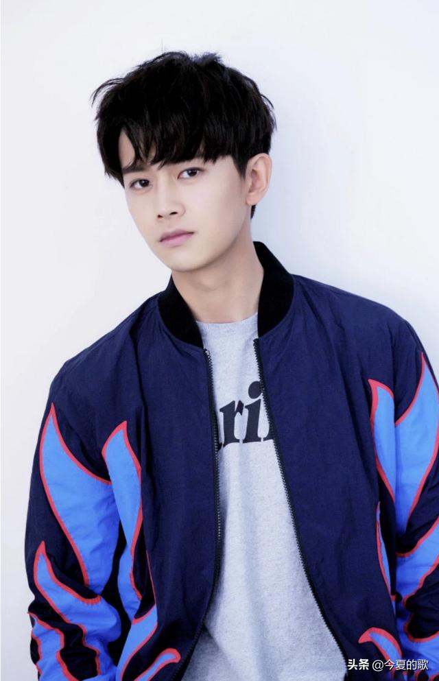 锦衣之下更新时间:《锦衣之下》大家看到第几集了，任嘉伦不结婚会爆火吗？