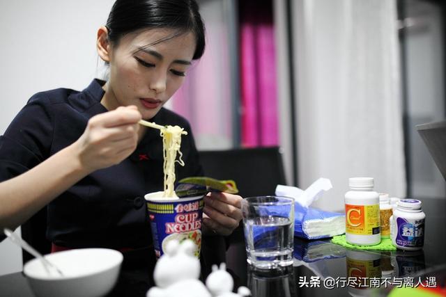 空姐姐一般工资多少？
(图25)