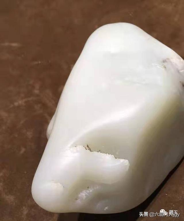 朱国武:你喜欢玉器收藏吗？这是和田羊脂玉吗？价值多少？