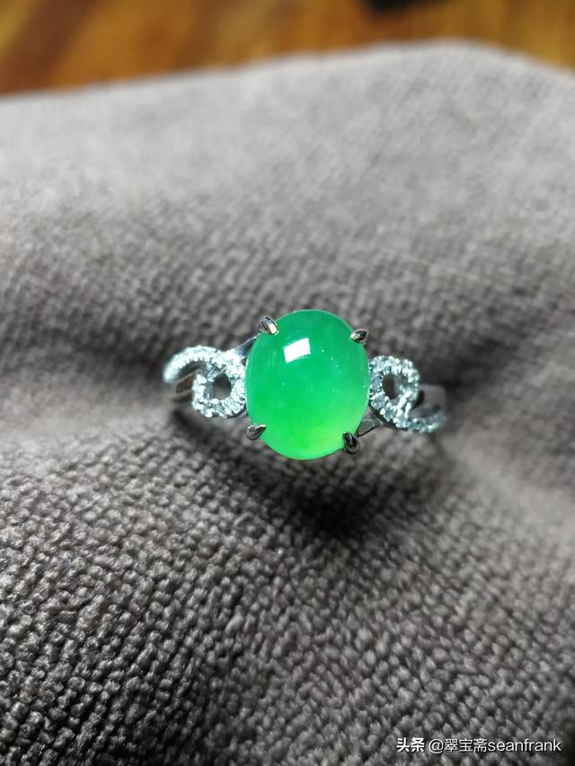 翡翠戒指什么颜色最好,如何挑选满色的翡翠戒指和翡翠项链？