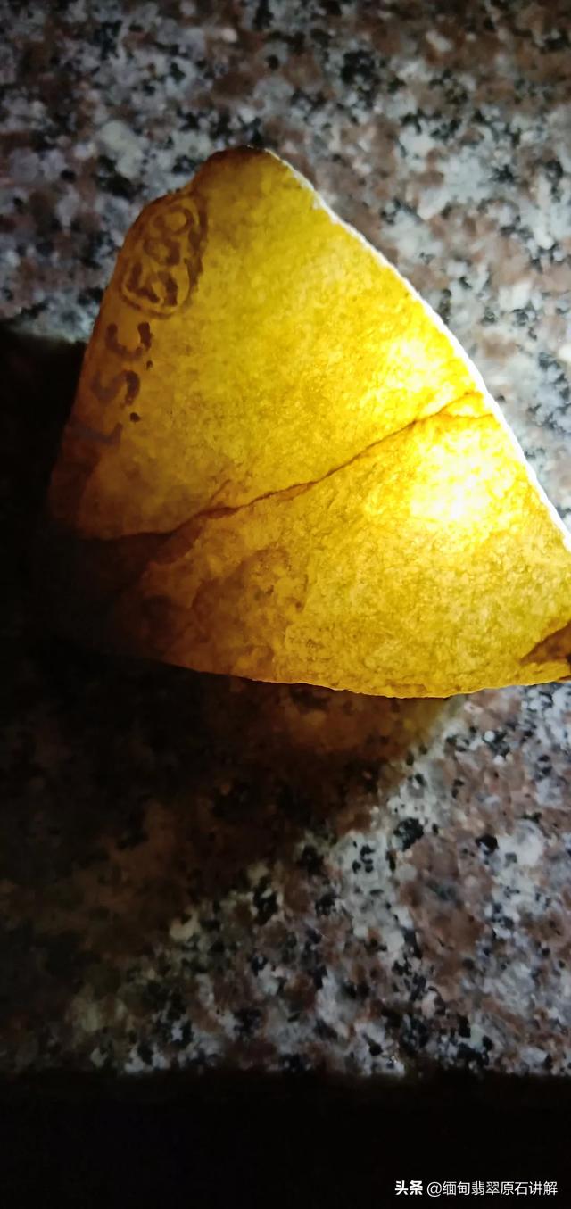 手电筒翡翠鉴别最直接方法,照玉石手电筒如何鉴定是否玉石？