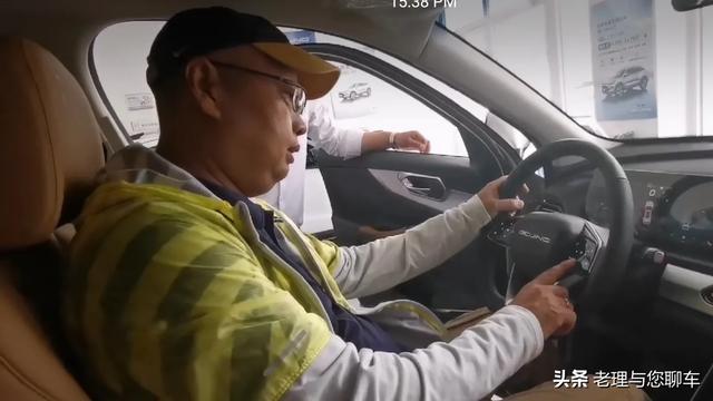 落地十五万以下,要求外观和内饰好看,空间大,省油,买什么车好？