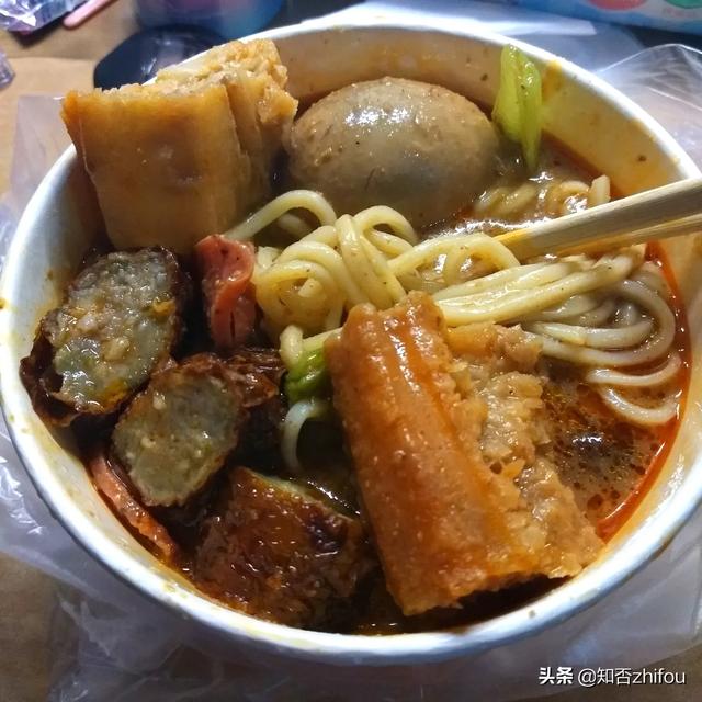 半夜跑外卖的灵异事件:凌晨一两点，送外卖的无缘无故按你家门铃！你会怎么做？