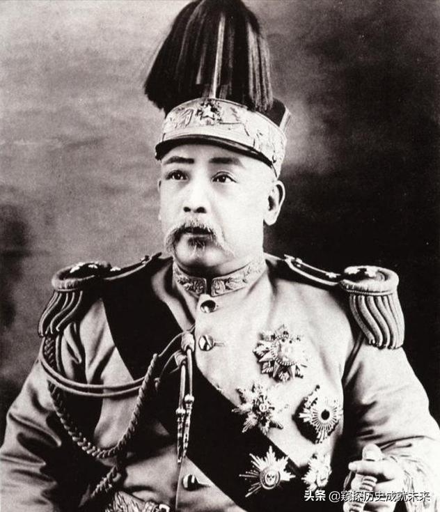 民国军阀的戎装礼服,是仿效哪国的军服,帽冠上的樱穗代表什么意思？