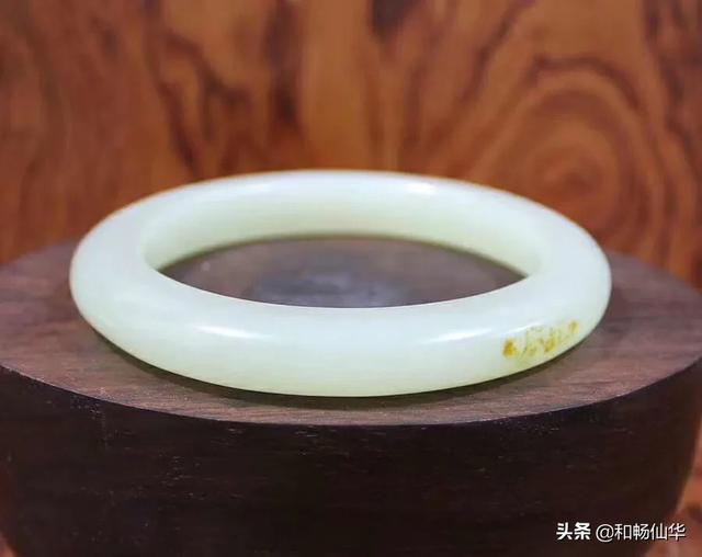 体寒的人戴翡翠好还是玉好,女性戴和田玉好还是翡翠好？