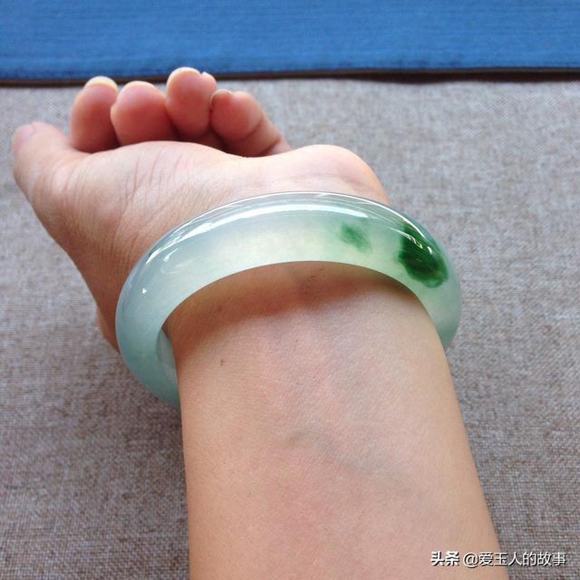 怎么判断翡翠已经戴活了,翡翠玉镯有裂缝戴久了会自动愈合吗？