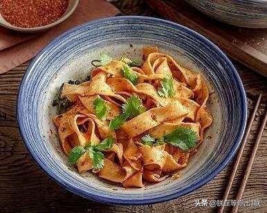 文章油泼面:陕西油泼面需要什么调料粉，才能做出美味的面？