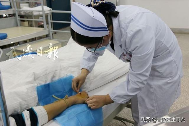 在三甲医院住院期间输液收费吗？