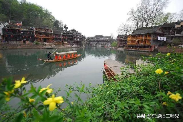 凤凰古城简介:暑假想穷游凤凰古城，第一次自行不跟团出游，女生，求攻略？