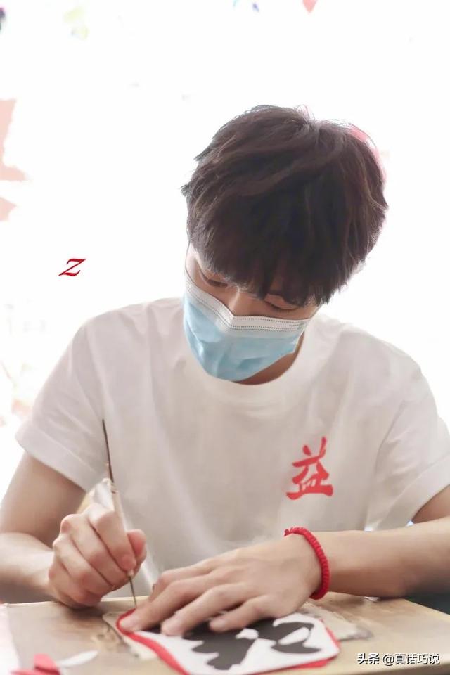 没有什么作品的偶像是如何拥有庞大的粉丝饭圈为他疯狂的？