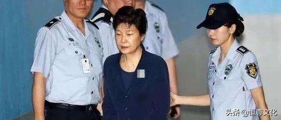 同样是阶下囚，朴槿惠与李明博的狱中“待遇”为什么不一样？