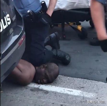 人权？美国黑人被警察跪压不停哀求,最终窒息而亡,如何评价？