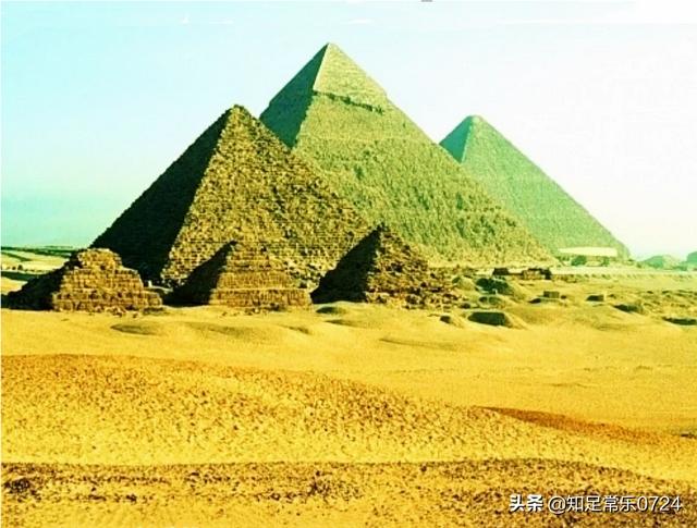 金字塔是用水浮力建的，金字塔那么大石块是如何搬上去的，会不会是外星人建造的