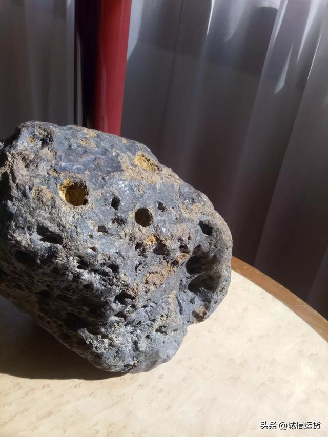 头条问答 - 陨石不能带气孔,带气孔的就不可能是陨石,这种观点对不对?