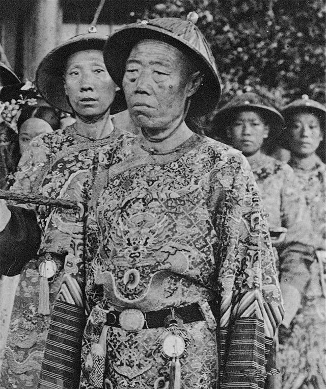 李莲英的舌头特别长:李莲英长得那么丑，为什么慈禧还那么喜欢他