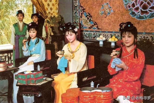 《红楼梦》的女角色中,谁可以堪称“貌美如花”,“倾国倾城”？