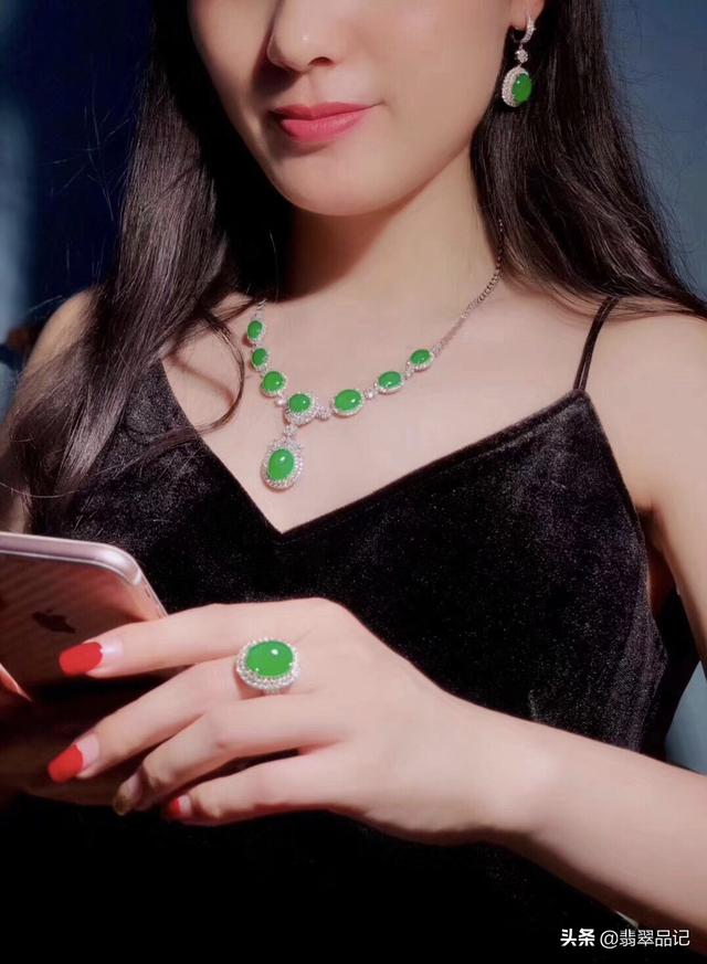 女人戴翡翠的好处,女士戴翡翠好还是琥珀好?