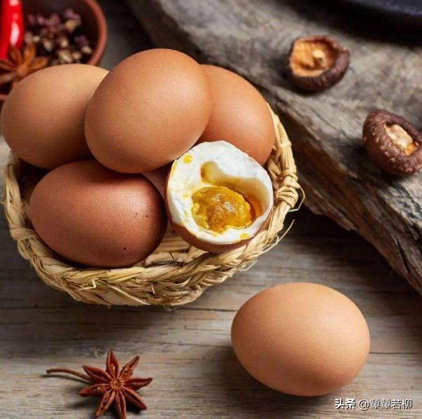 鸡蛋怎么腌才能流油起沙，怎样腌咸鸡蛋出油多，而且不很咸