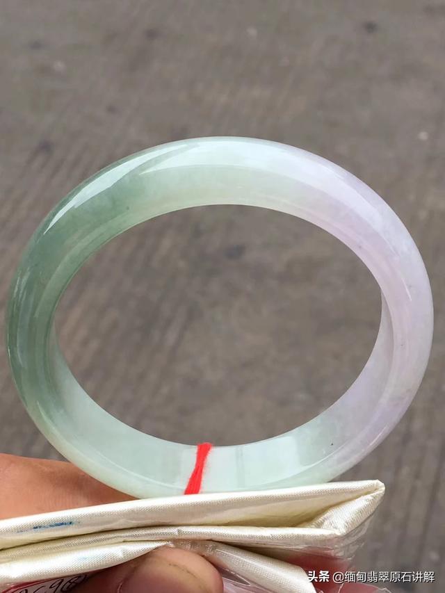 适合50岁女人戴的翡翠吊坠,48岁女士戴什么挂件合适，请指点？