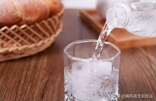 尿酸偏高,和苏打水有效果吗？如何降低尿酸？