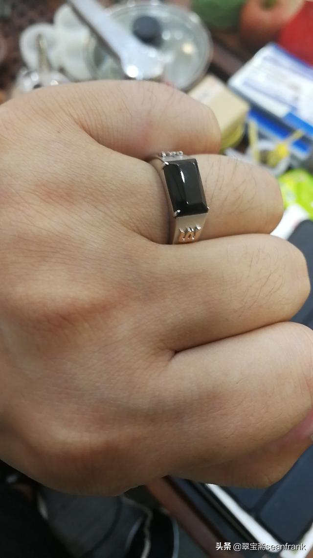 翡翠戒指什么颜色最好,如何挑选满色的翡翠戒指和翡翠项链？