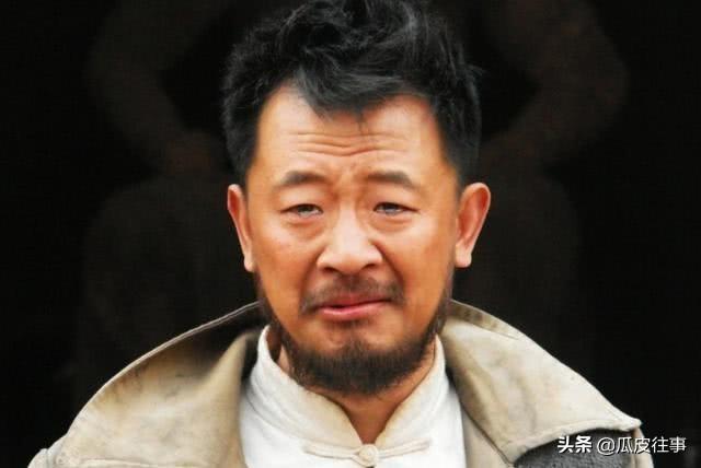 邓伦看李佳琦涂口红:明星带货，真的有那么多人买吗你会买吗