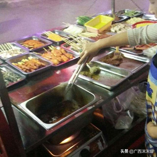 大街上那些卖小吃的真能挣钱吗？