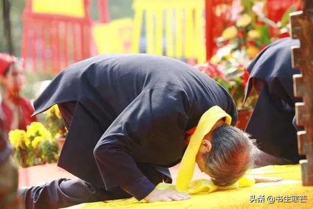 抱狗坐公交下跪磕头:死刑犯临刑前会见近亲属时要儿子按乡俗下跪给自己磕头，可以吗？