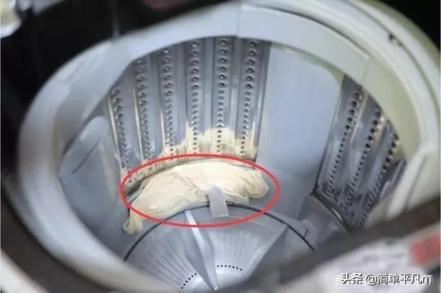 怎么清洗美的滚筒洗衣机里的污垢，美的滚筒洗衣机怎么清理污垢