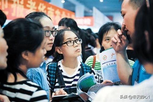 为什么上海考大学分低，为什么有的大学对本地的学生报考分数放的那么低