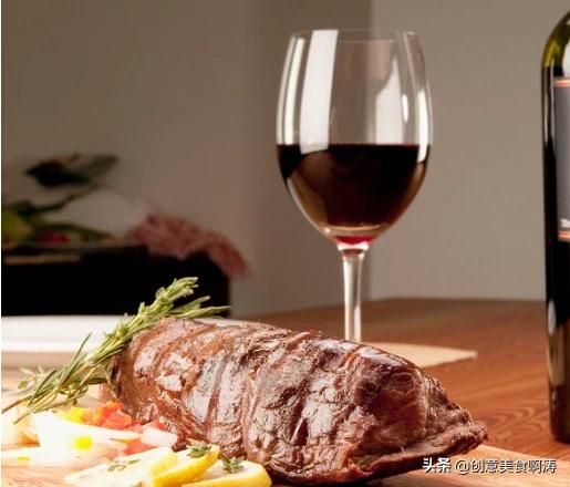 红酒牛排图片，情人节必须吃牛排配红酒吗？自己在家怎么煎牛排？