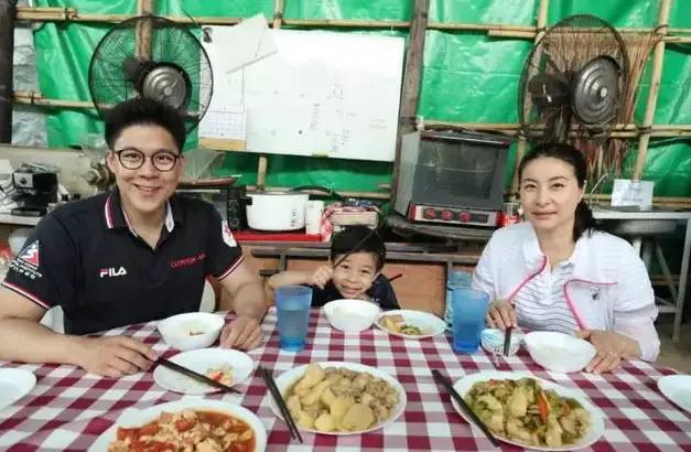 郭晶晶老公身价:有人说香港富豪太太的聚会中没有郭晶晶，是真的吗为什么