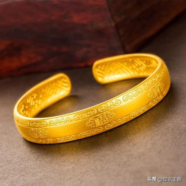 2021年最流行新款金手镯,周六福的黄金手镯和其他金行的区别在哪里？