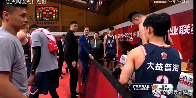 广东赢青岛，比赛暂停过程中，杜锋为什么对徐杰破口大骂呢？