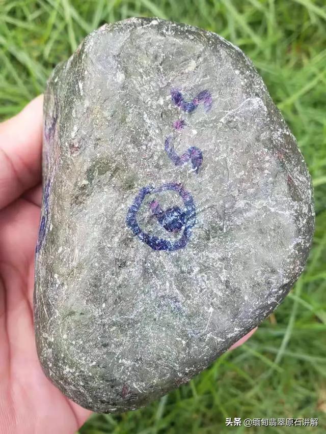 十大场口翡翠原石特征,缅甸会卡的翡翠原石如何有什么特点？