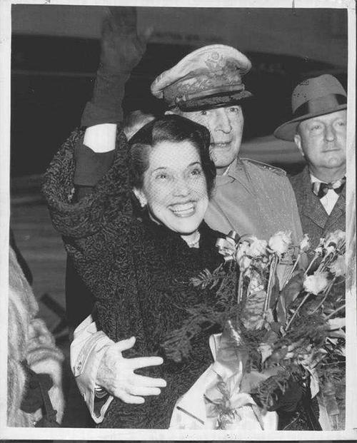 美国五星上将麦克阿瑟是怎样被解职的？为什么？插图32